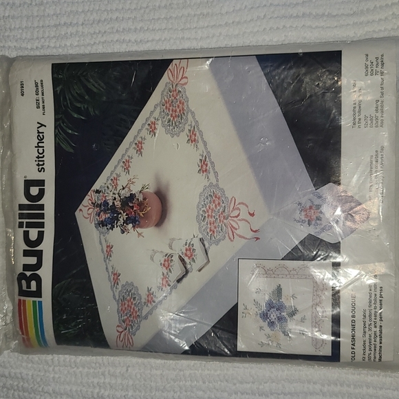 New Vintage floral needlepoint table cloth - Picture 1 of 10